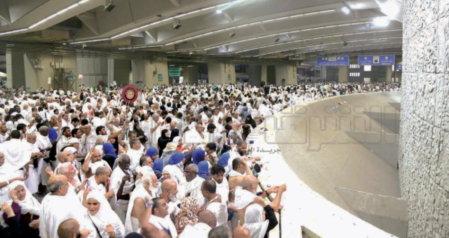 حجاج بيت الله الحرام يرمون جمرة العقبة الكبرى أمس (تصوير: أحمد حشاد)