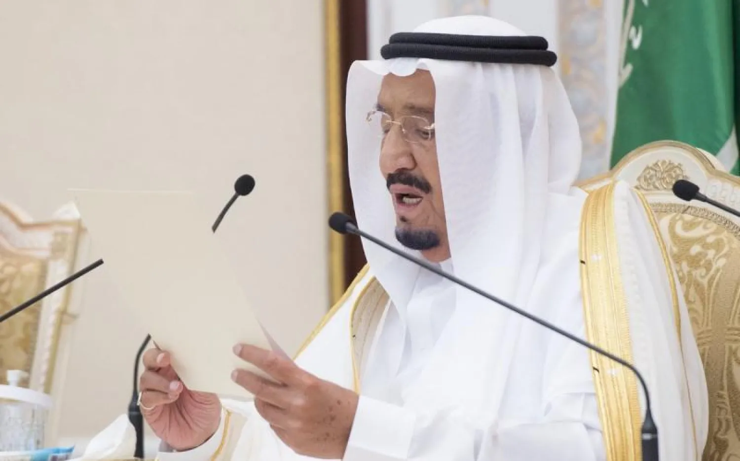 خادم الحرمين يستقبل الأمراء والمشايخ والوزراء وكبار المدعوين من دول الخليج وقادة القطاعات العسكرية (واس)