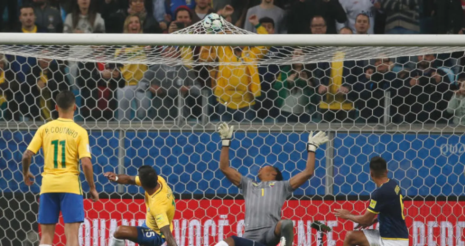 باولينيو (الثاني من اليسار) يفتتح التسجيل لمنتخب السامبا (أ.ب)