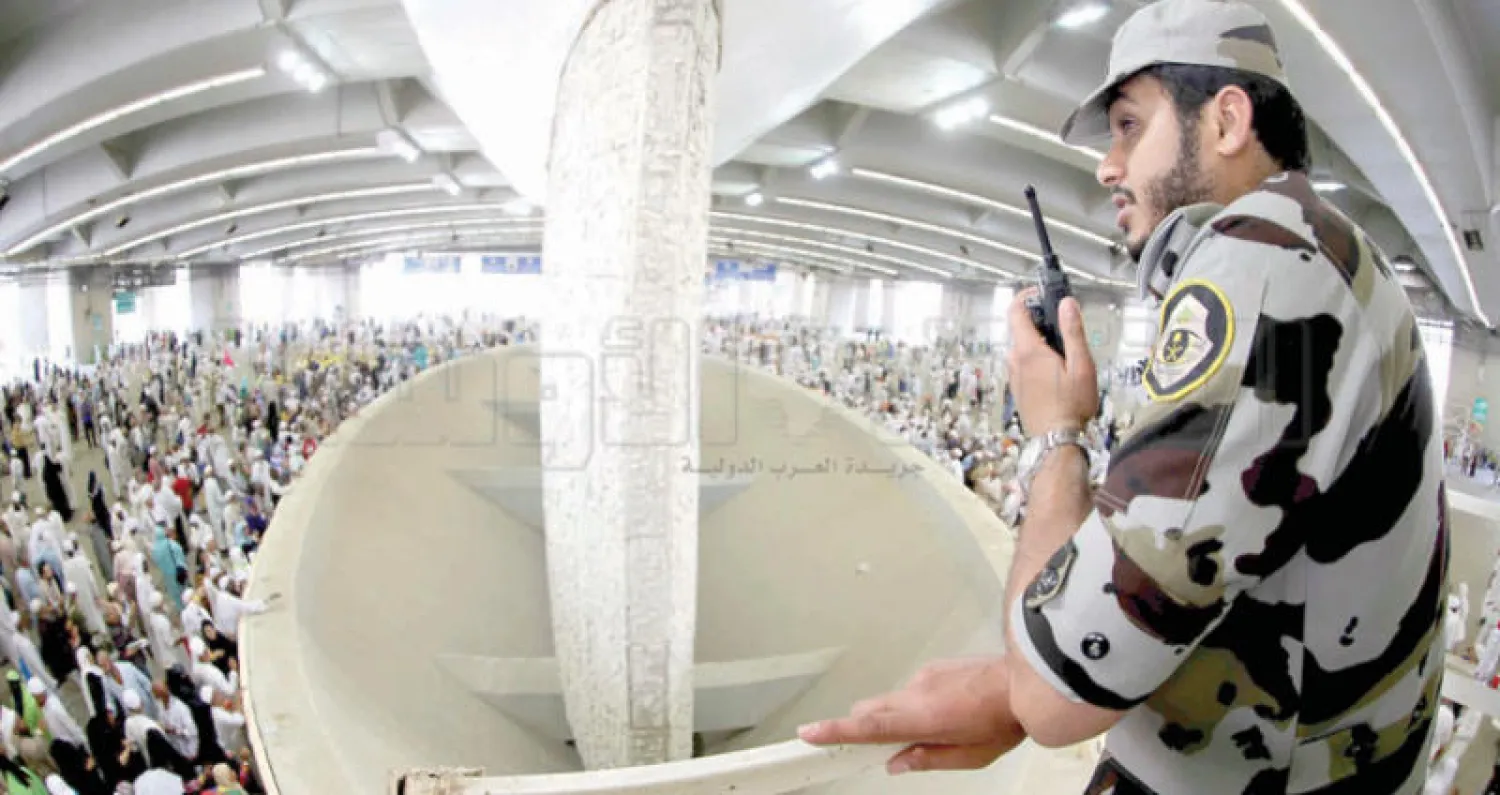 الحجاج يرمون الجمرات أمس في أول أيام التشريق (تصوير: أحمد حشاد)