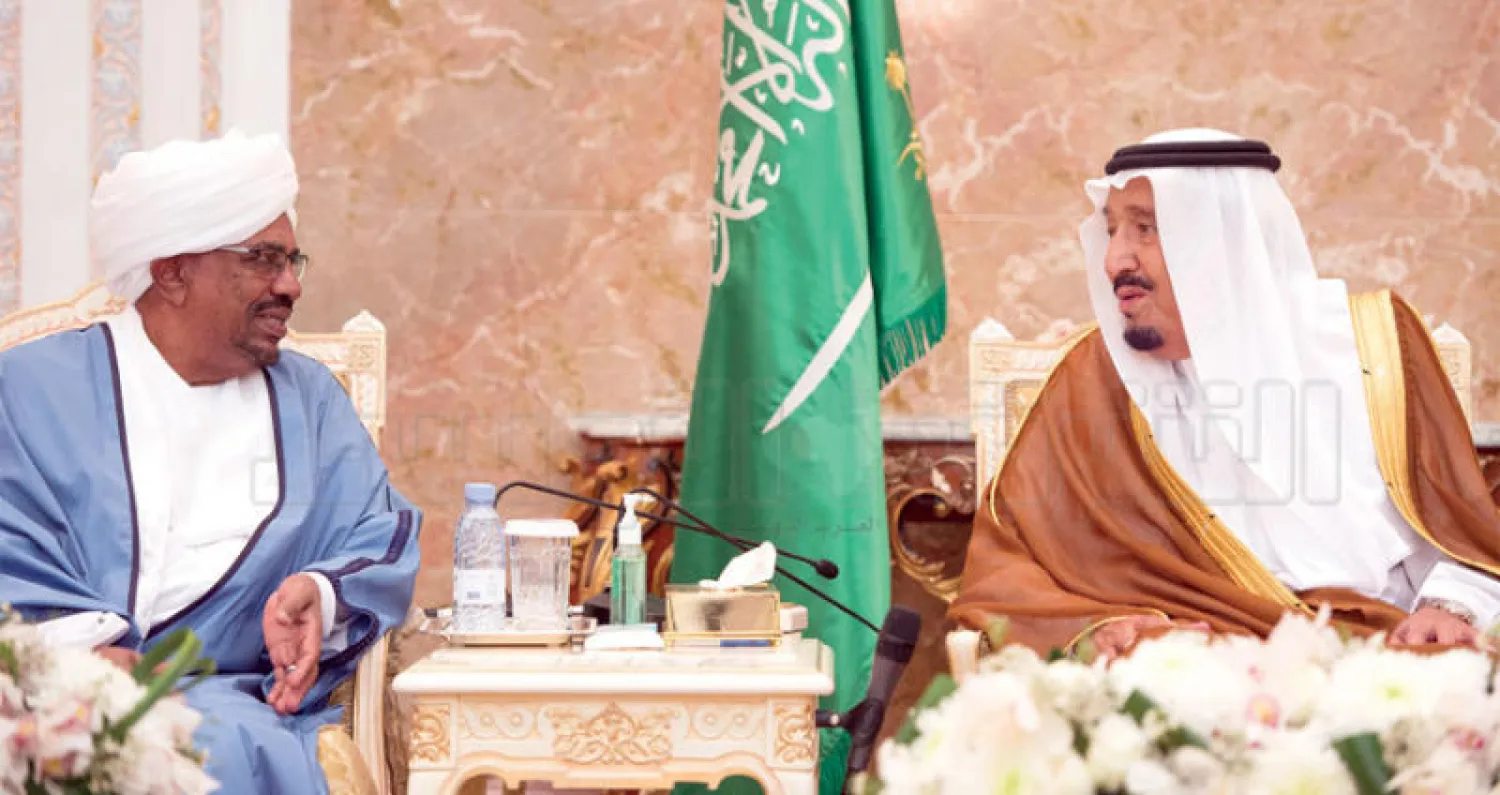 خادم الحرمين الشريفين والرئيس السوداني في حوار خلال حفل الاستقبال الذي أقامه في منى لرؤساء الدول والوفود وكبار الشخصيات الإسلامية 