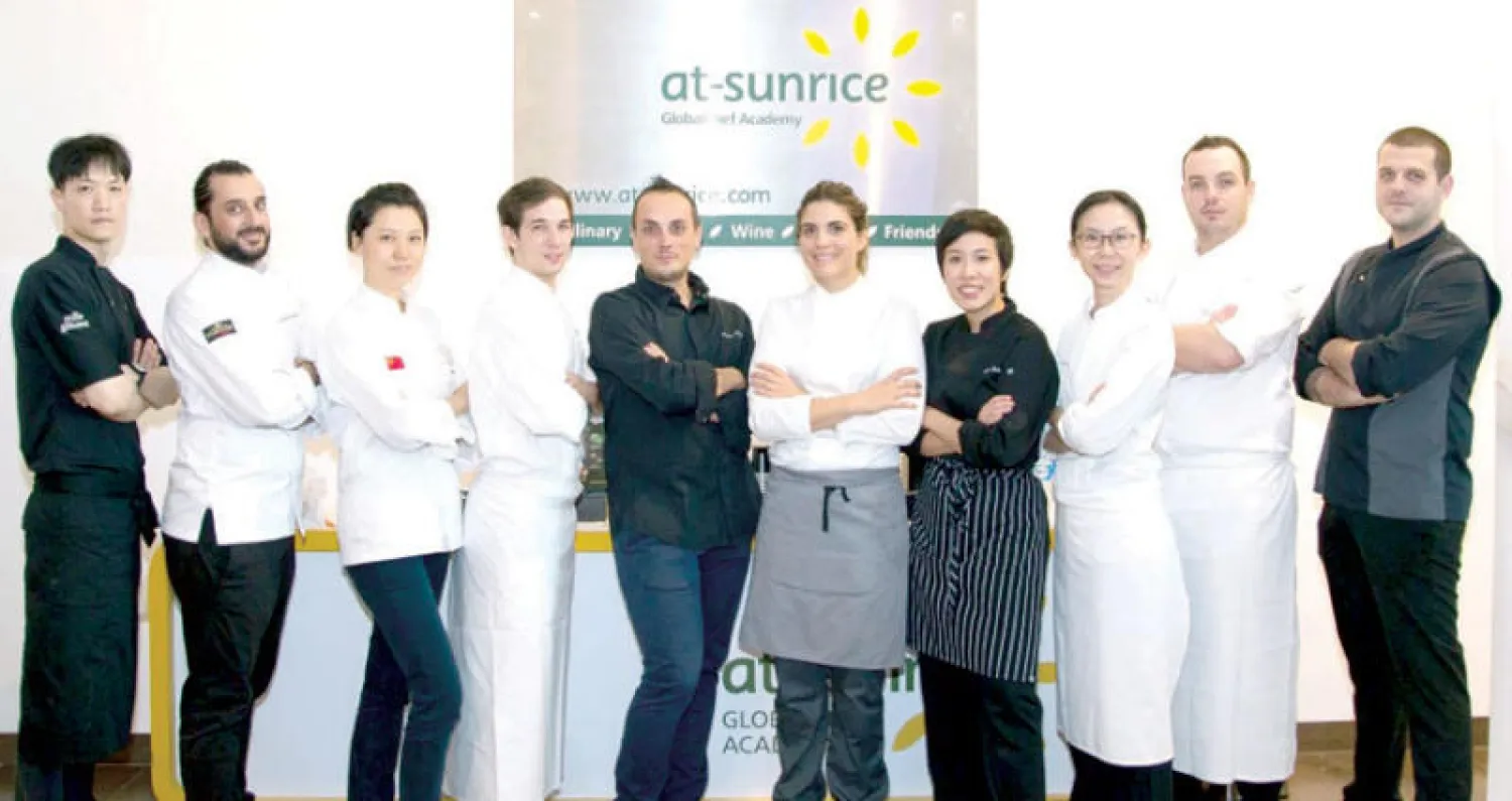 الطهاة المشاركون في المهرجان بسنغافورة