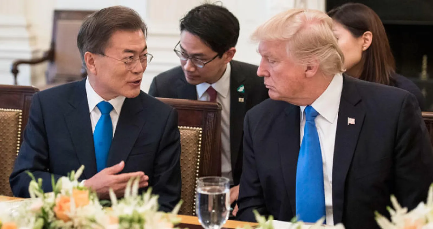 الرئيس الأميركي (يمين) دونالد ترمب ونظيره الكوري الجنوبي مون جاي-إن (جيتي)