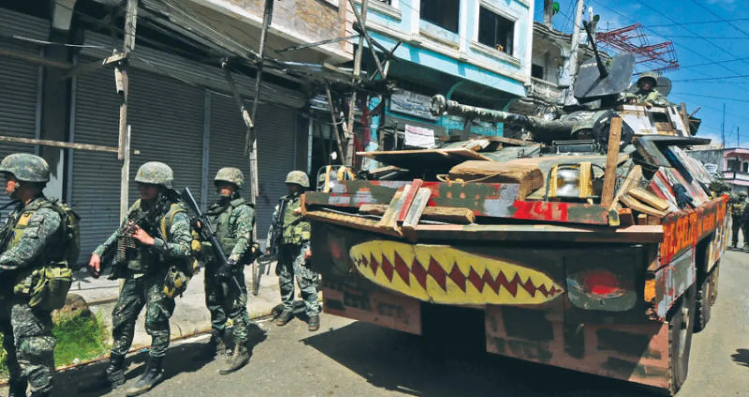 جنود من الجيش الفلبيني في مراوي بعد أكثر من مائة يوم على المعركة ضد مسلحي «داعش» (رويترز)