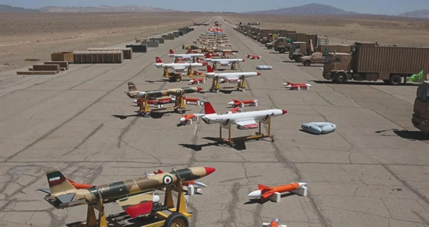 قاعدة «سرية» لطائرة مراقبة مسيرة وأخرى قتالية تابعة للدفاع الجوي الإيراني بث منها التلفزيون الحكومي لقطات أمس (تسنيم)