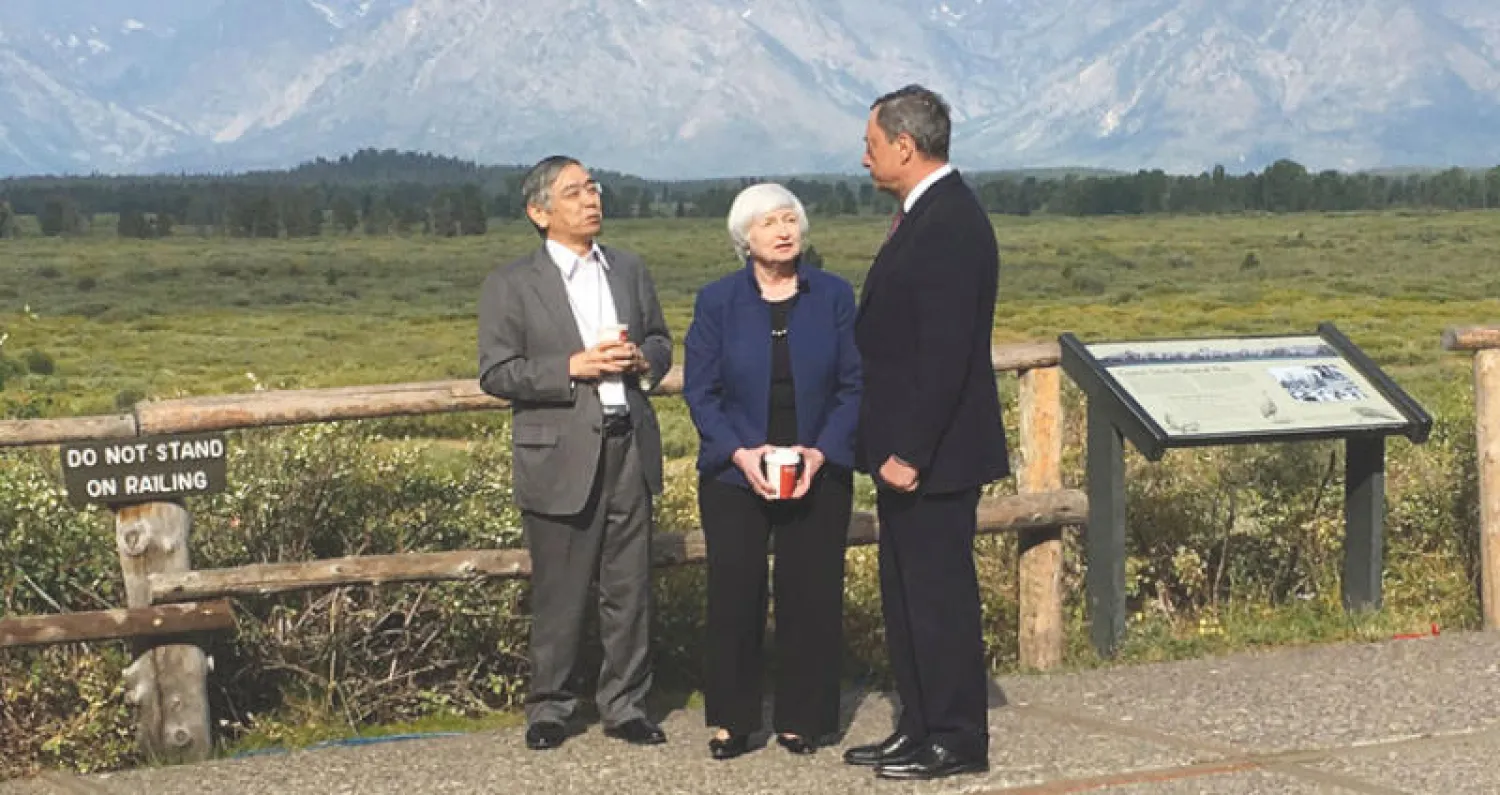 رئيسة مجلس الاحتياطي الفيدرالي الأميركي جانيت يلين ورئيس البنك المركزي الأوروبي ماريو دراغي وهارو هيكو كورودا رئيس البنك المركزي الياباني (أ.ب)