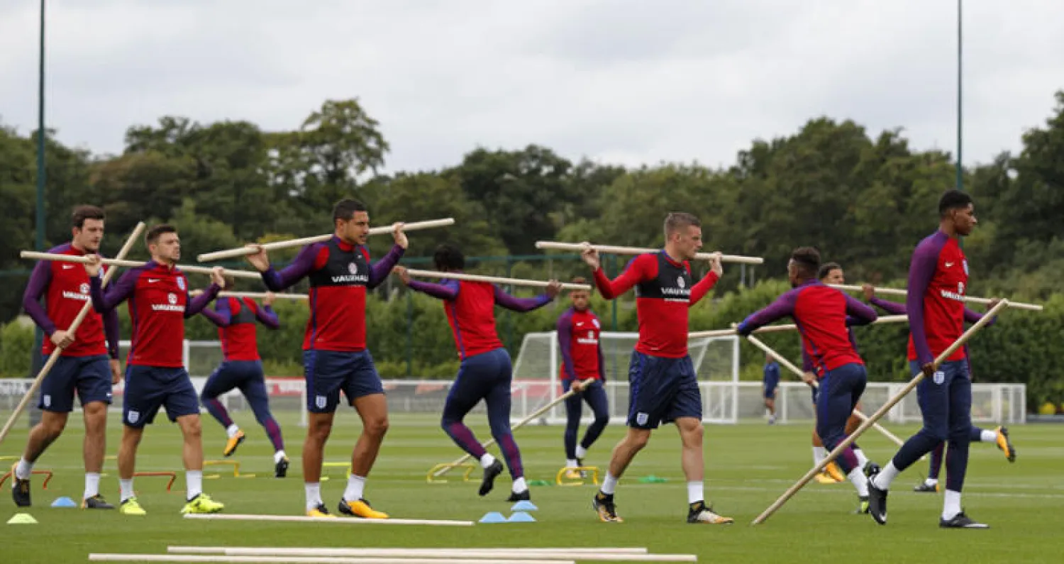 لاعبو منتخب إنجلترا يستخدمون العصا في التدريب استعداداً لسلوفاكيا (أ.ف.ب)