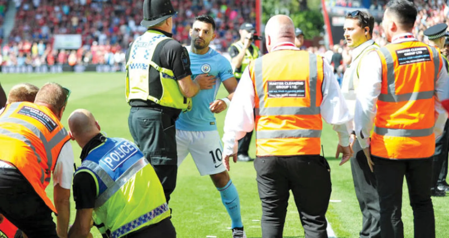 أغويرو مهاجم سيتي في حراسة الأمن بعد مباراة بورنموث