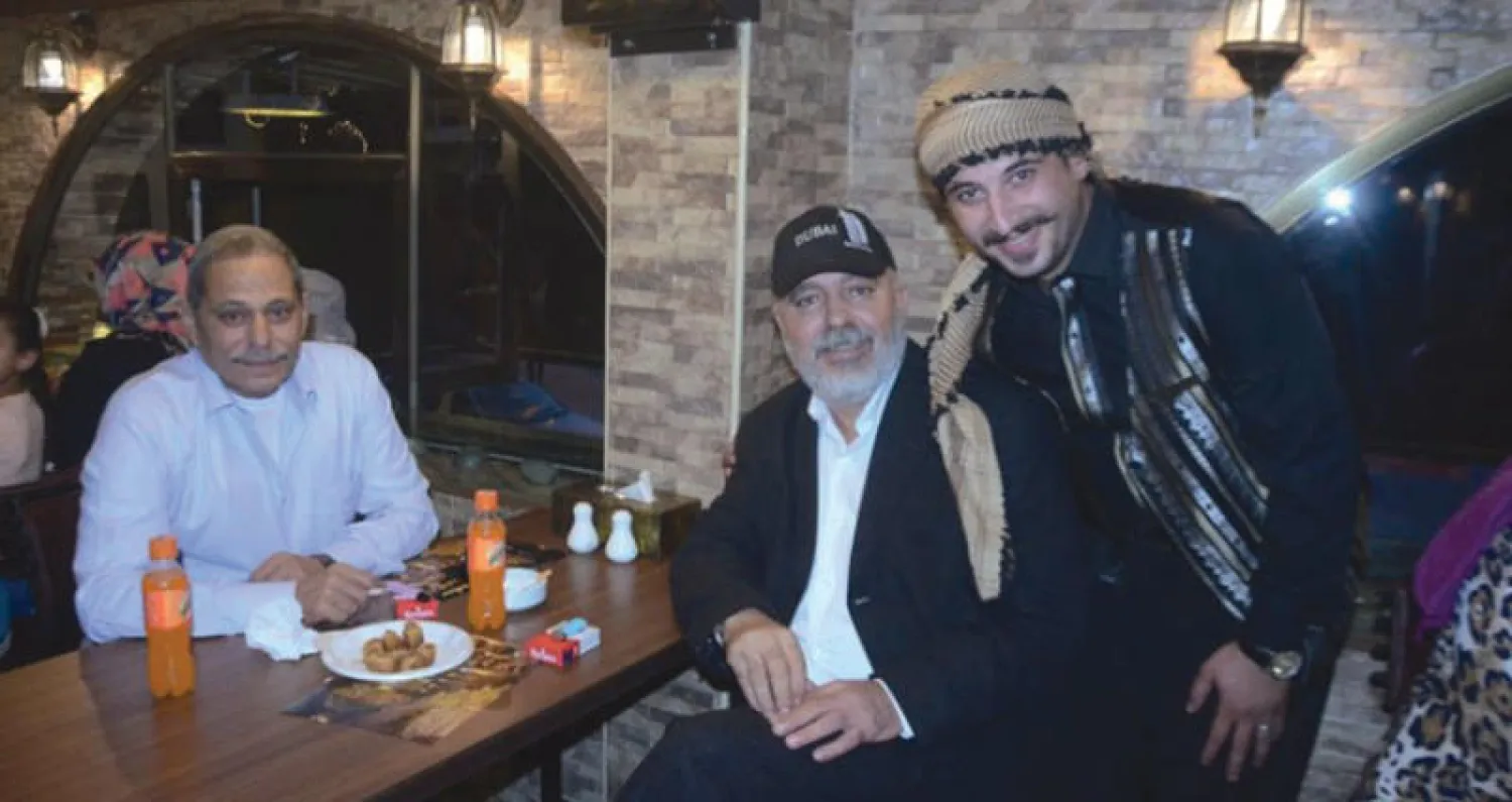 قاطرجي مع الزبائن في غزة («الشرق الأوسط»)