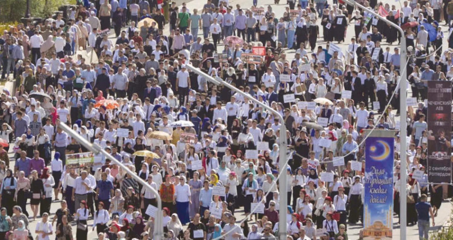 جانب من مظاهرة للتنديد بأعمال العنف ضد أقلية الروهينغا في غروزني أمس (رويترز)