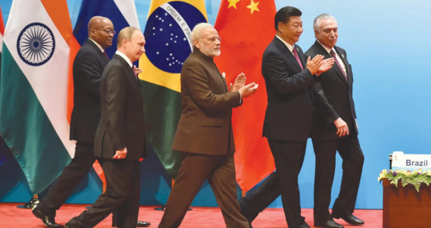 (من اليمين) قادة البرازيل والصين والهند وروسيا وجنوب أفريقيا خلال «قمة بريكس» بمدينة شيامين بجنوب شرقي الصين أمس... وأدانت الدول الخمس «بشدة» التجربة النووية الكورية الشمالية الأخيرة (أ.ف.ب)
