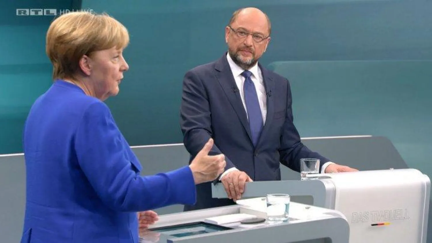 أنجيلا ميركل ومنافسها مرشح «الحزب الاشتراكي الديمقراطي» مارتن شولتز (أ.ف.ب)
