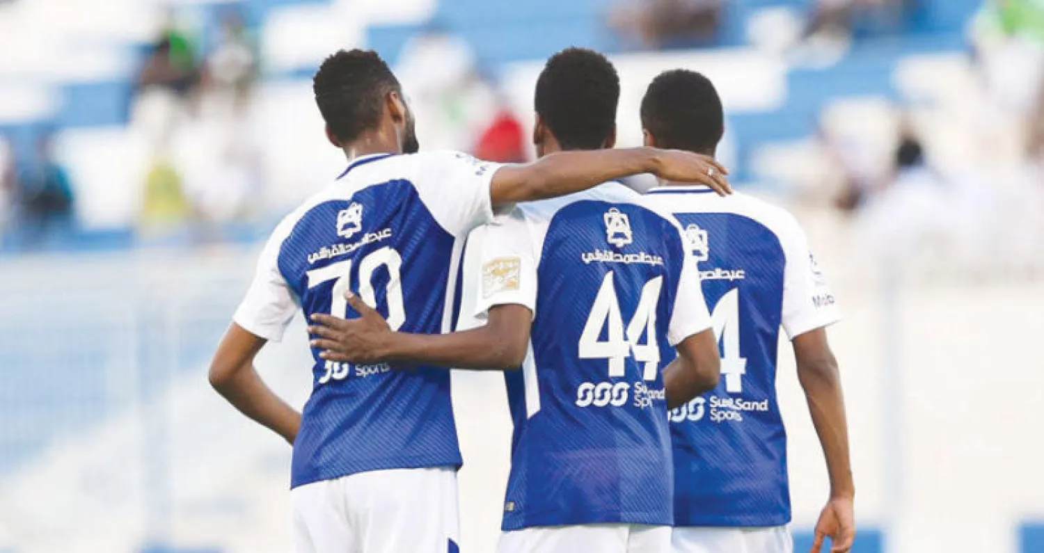 لاعبو الهلال يحتفلون بأحد أهدافهم في مباراة الاتفاق (المركز الإعلامي بنادي الهلال)