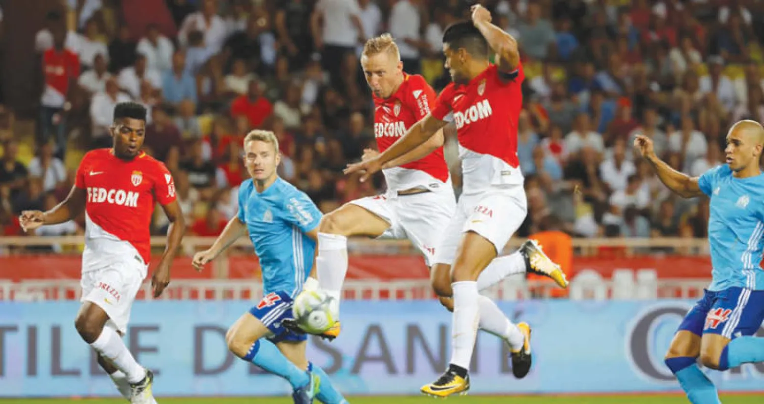 كاميل غليك (في الوسط) يسجل لموناكو في مرمى مرسيليا (رويترز)