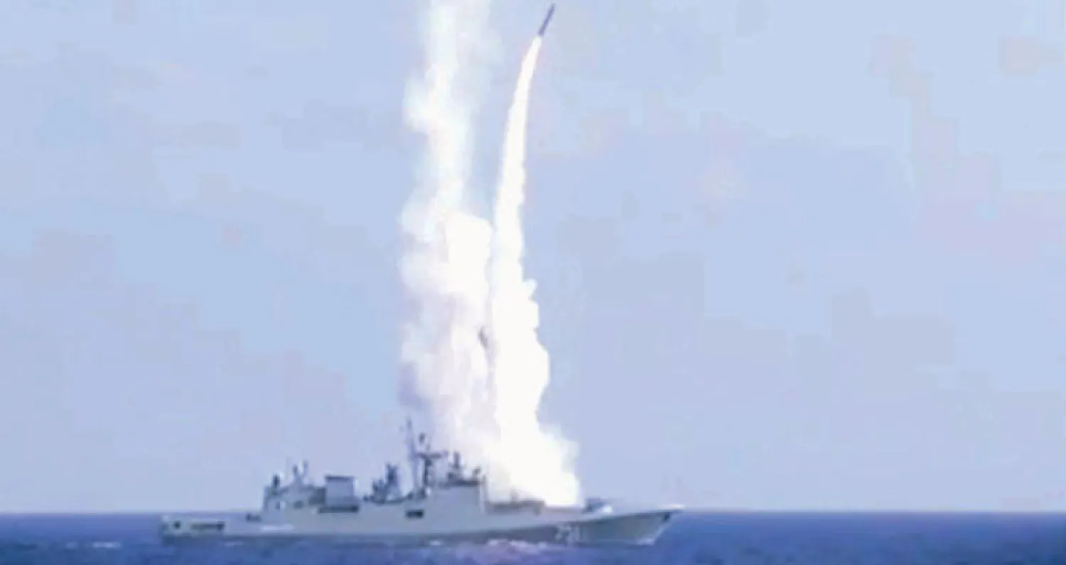 إطلاق صاروخ «كاليبر» من فرقاطة روسية في المتوسط على دير الزور أمس (أ.ب)