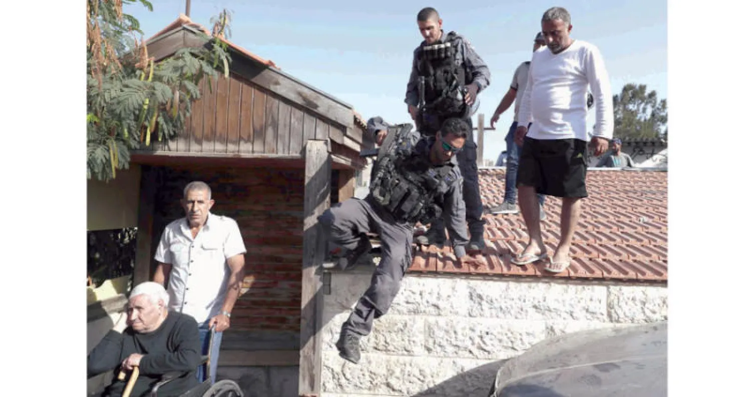 الشرطة الإسرائيلية أثناء إخراج أيوب شماسنة (84 عاماً) وطرده من بيت العائلة في القدس الشرقية (أ.ف.ب)