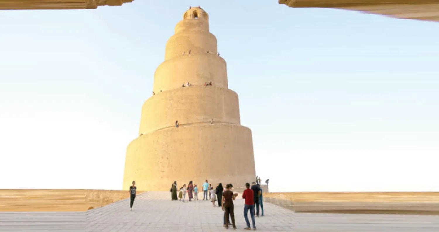 عراقيون يزورون المسجد الكبير في سامراء الذي بُني في عهد الخليفة العباسي المتوكل في القرن التاسع الميلادي (إ.ب.أ)