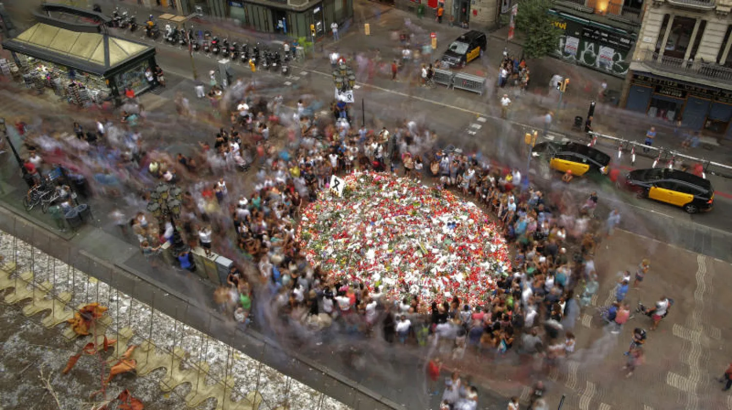 نصب تذكاري بالزهور والشموع لضحايا حادث الدهس في برشلونة (أ.ب)