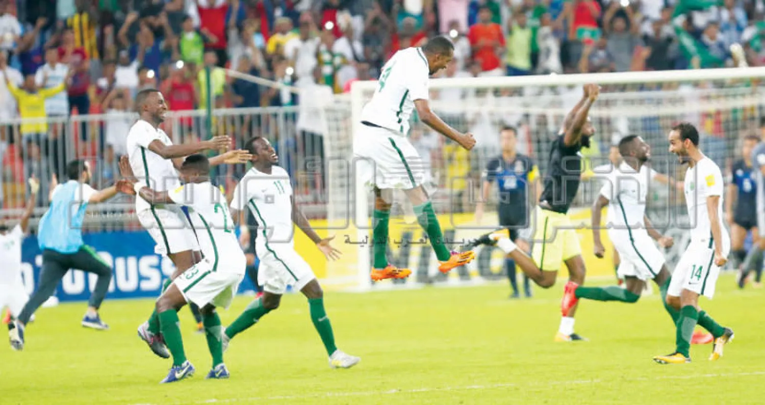 لاعبو المنتخب السعودي يحتفلون بالتأهل إلى نهائيات كأس العالم (تصوير: عدنان مهدلي)