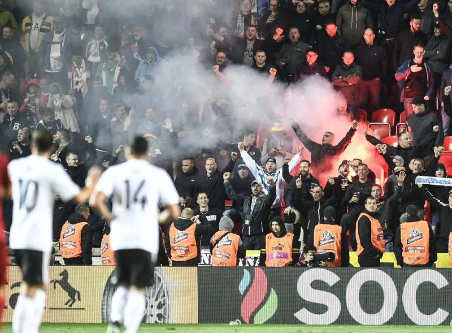 الجمهور الألماني خلال مباراة منتخب بلادهم أمام التشيك في براغا (إ.ب.أ)