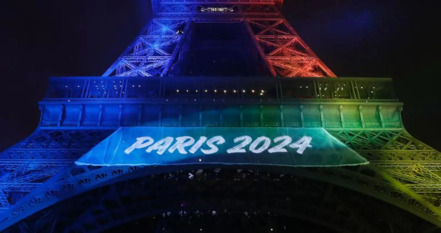 برج «إيفل» وقد اكتسى بألوان العلم الأولمبي ترويجاً لاستضافة باريس لأولمبياد 2024 (أ.ف.ب)