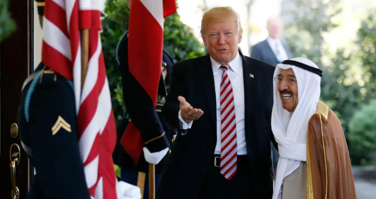 ترمب لدى ترحيبه بالشيخ صباح الأحمد في البيت الأبيض أمس (أ.ب)