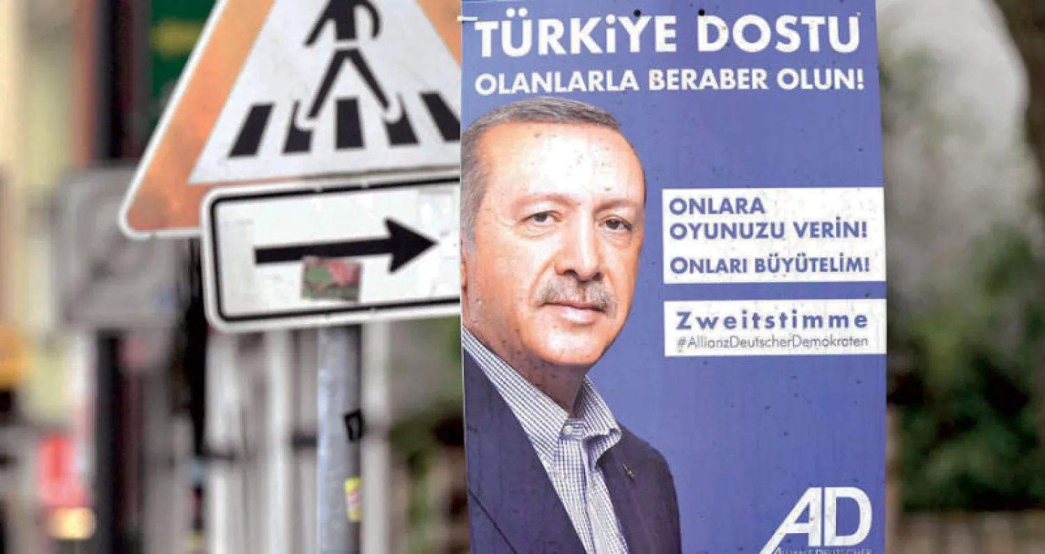 ملصقات {حلف الديمقراطيين الألمان} على أعمدة الشوارع في الراين الشمالي تحمل رسالة اردوغان (ا.ب.أ)
