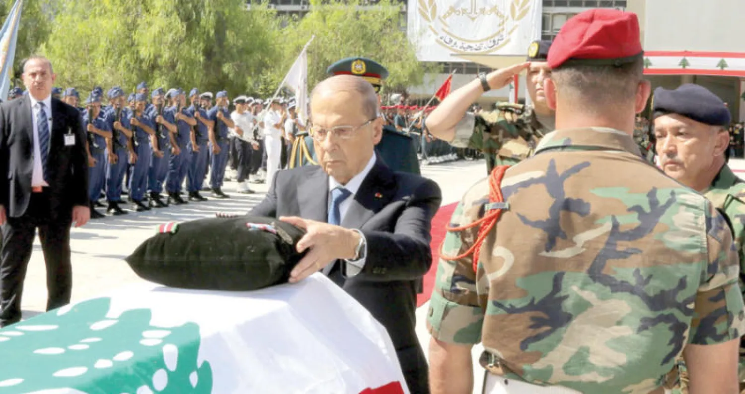 الرئيس ميشال عون أثناء تشييع العسكريين اللبنانيين أمس (أ.ف.ب)