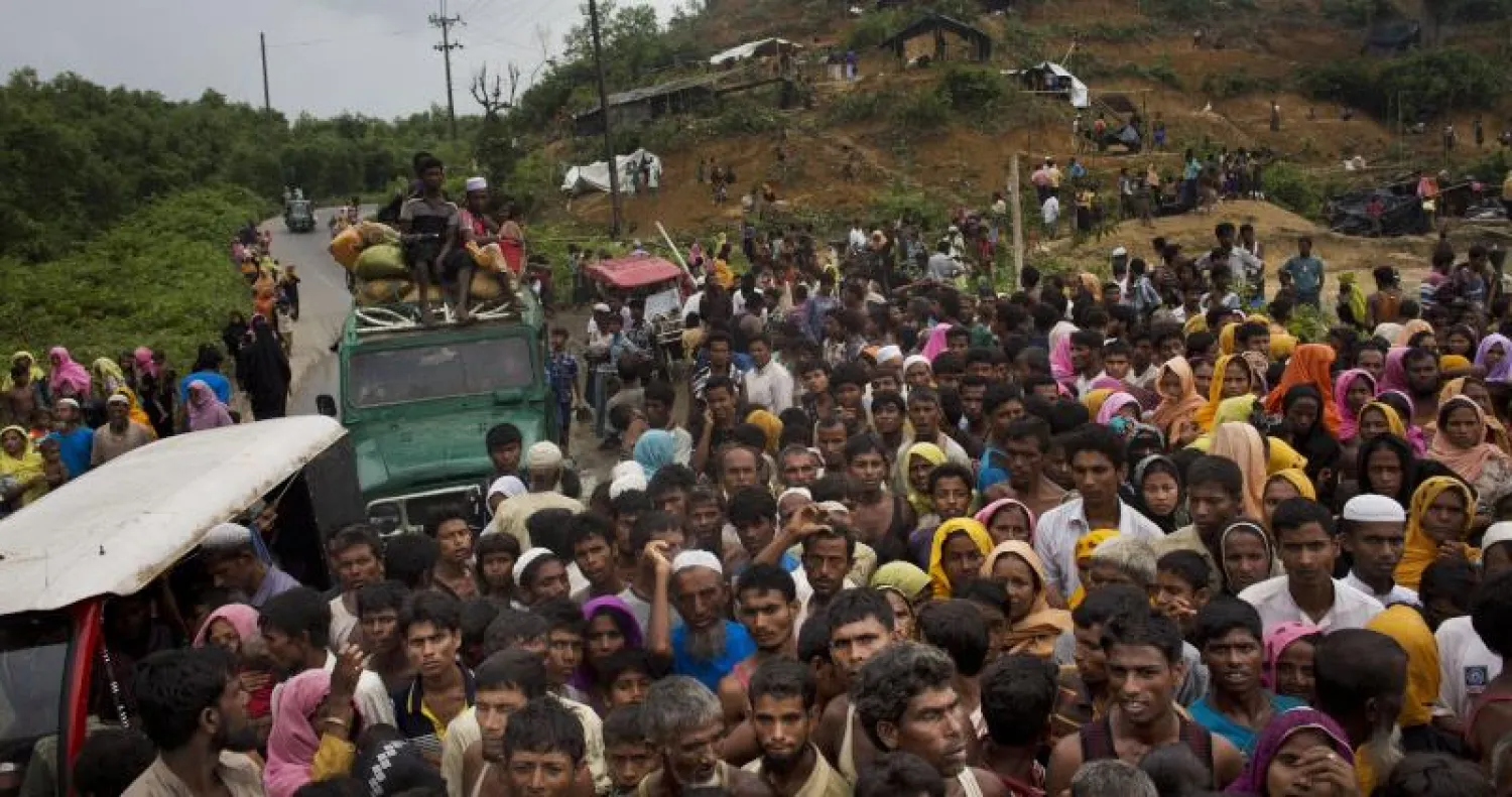 مسلمون من الروهينغا فارون من ميانمار إلى بنغلاديش (أ.ب)