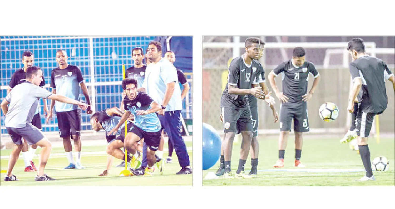 جانب من تدريبات فريق الشباب استعداداً لمواجهة الباطن اليوم («الشرق الأوسط») - الباطن يتطلع إلى خطف بطاقة التأهل لربع نهائي كأس ولي العهد («الشرق الأوسط»)