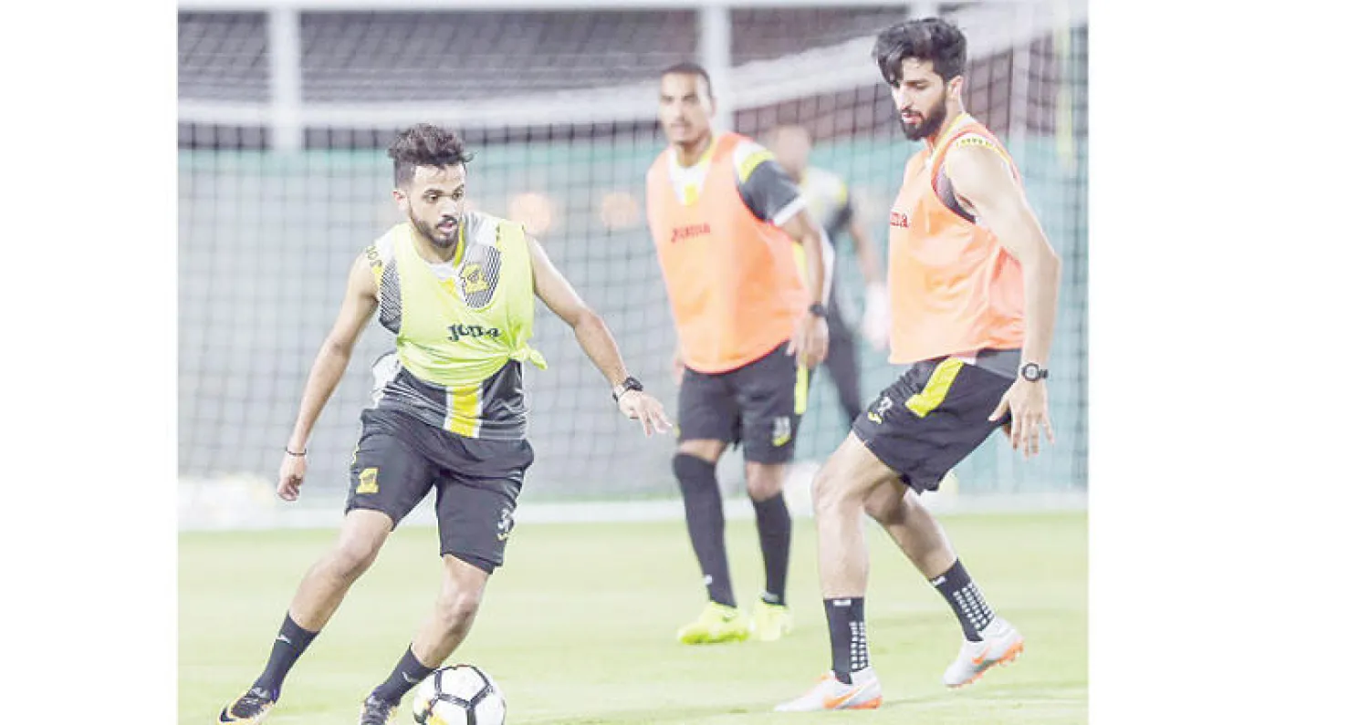 لاعبو الاتحاد خلال حصة تدريبية بمعسكر الفريق بجبل علي بمدينة دبي (المركز الإعلامي لنادي الاتحاد)