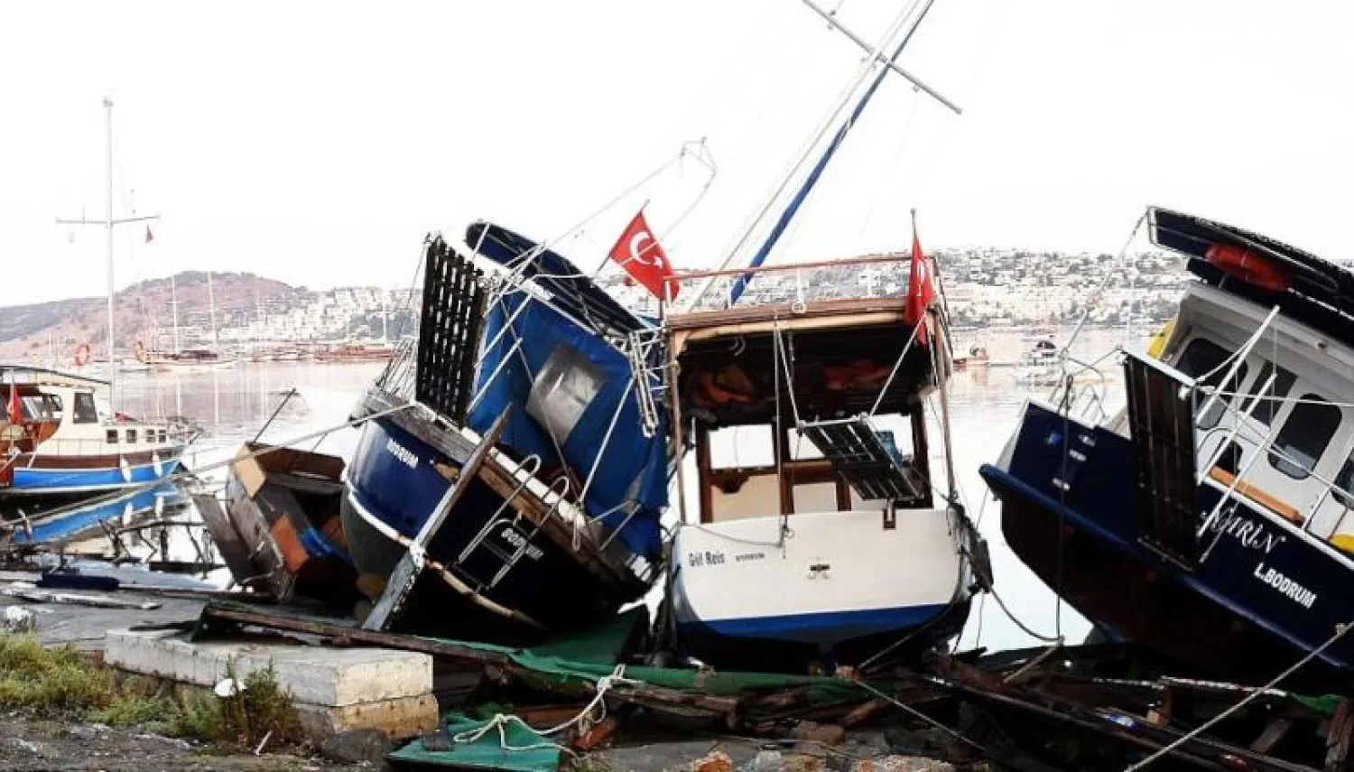 بعض الأضرار الذي ألحق بها زلزال ولاية موغلا التركية (ديلي ميل)