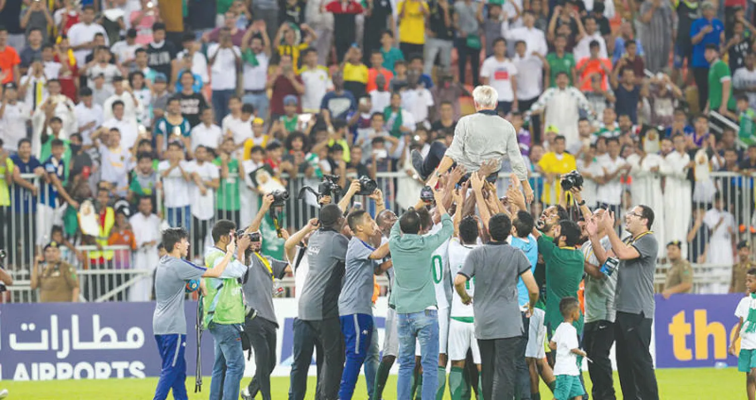 مارفيك محمولاً على الأعناق بعد تأهل المنتخب السعودي للمونديال (تصوير: محمد المانع)