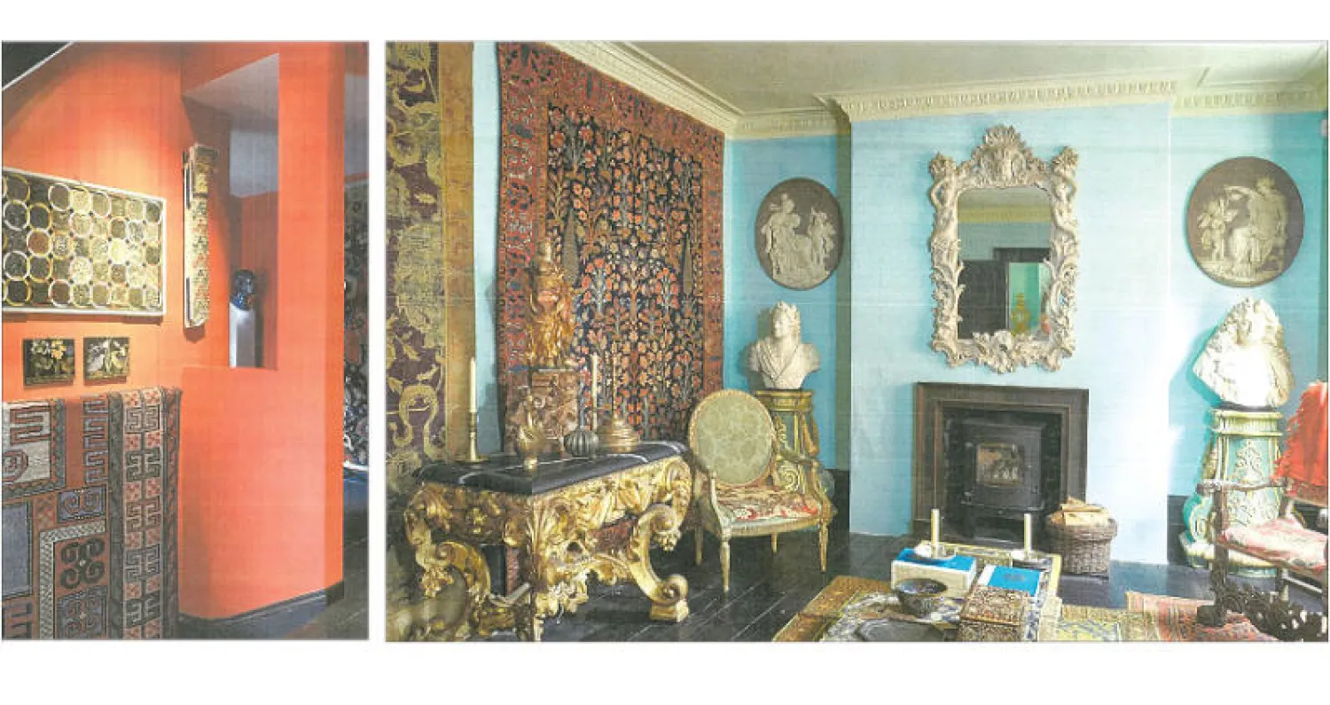 مرآة على نهج فاردي تعود لعام 1740 تتوسط إحدى غرف منزل هودجكين إلى جانب السجاد والأثاث (سوذبي) - داخل منزل هوارد هودجكن تتجاور اللوحات وقطع السجاد (سوذبي)