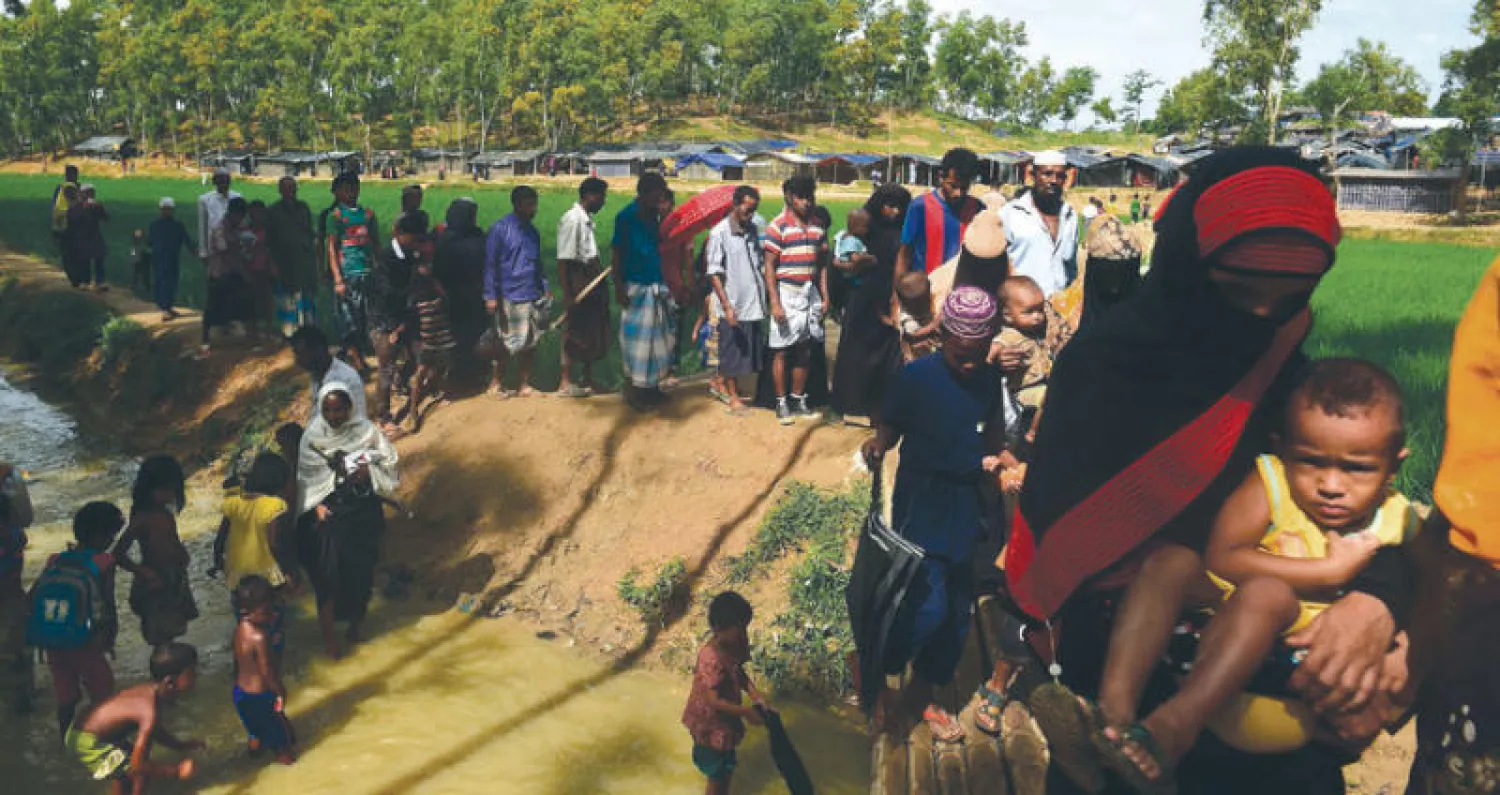 طابور من لاجئي الروهينغا لدخول أحد المخيمات في بنغلاديش أمس (أ.ف.ب)