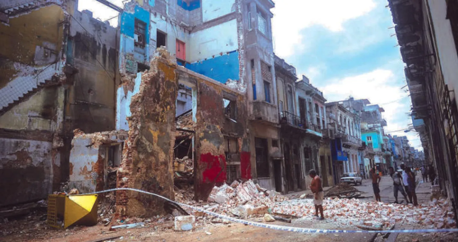 مبانٍ هدمها الإعصار «إيرما» في هافانا أمس (أ.ف.ب)