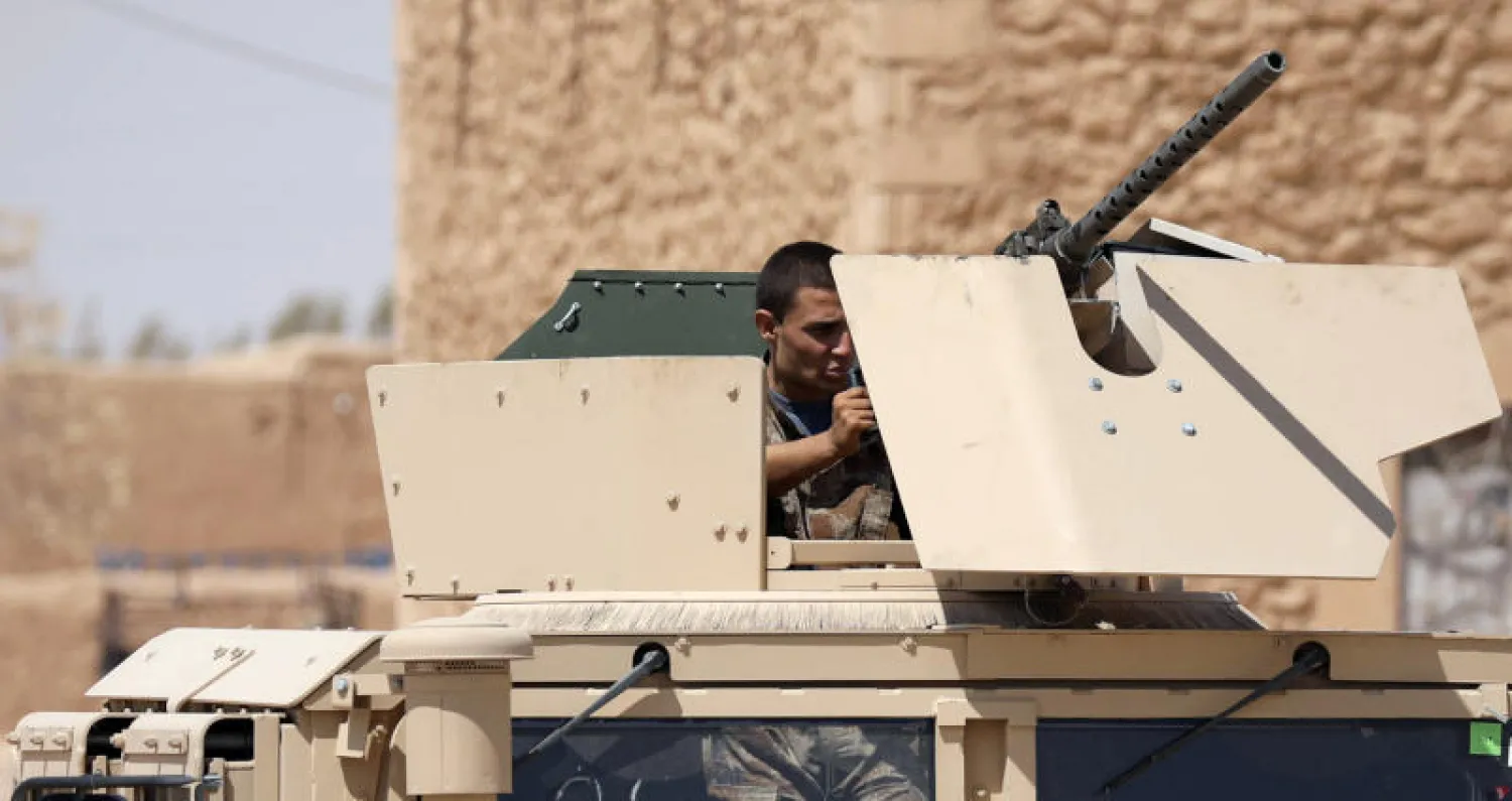 مقاتل في قوات سوريا الديمقراطية بمحافظة دير الزور (رويترز)