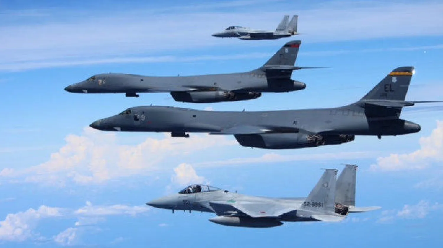 مقاتلات يابانية من طراز «إف - 15» تشارك في تدريب جوي مع قاذفات أميركية من طراز «بي - 1 بي» فوق بحر الصين الشرقي (رويترز)