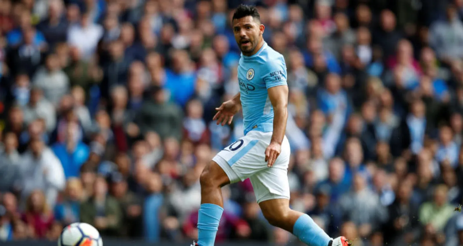 أغويرو لحظة تسجيله الهدف الأول في مرمى ليفربول بالدوري الإنجليزي (رويترز)