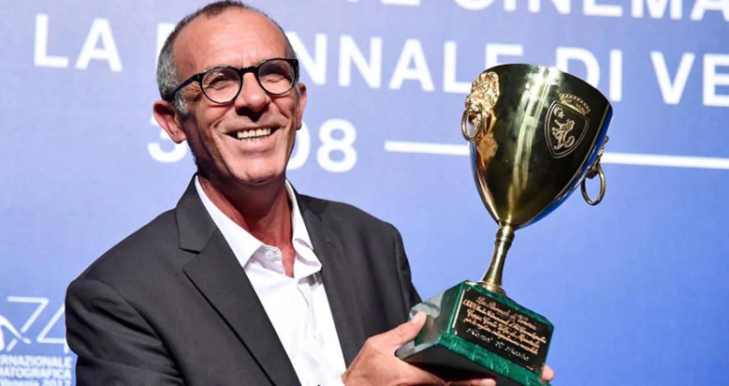 المخرج والممثل الفلسطيني كامل الباشا يحمل جائزته (إ.ب.أ)