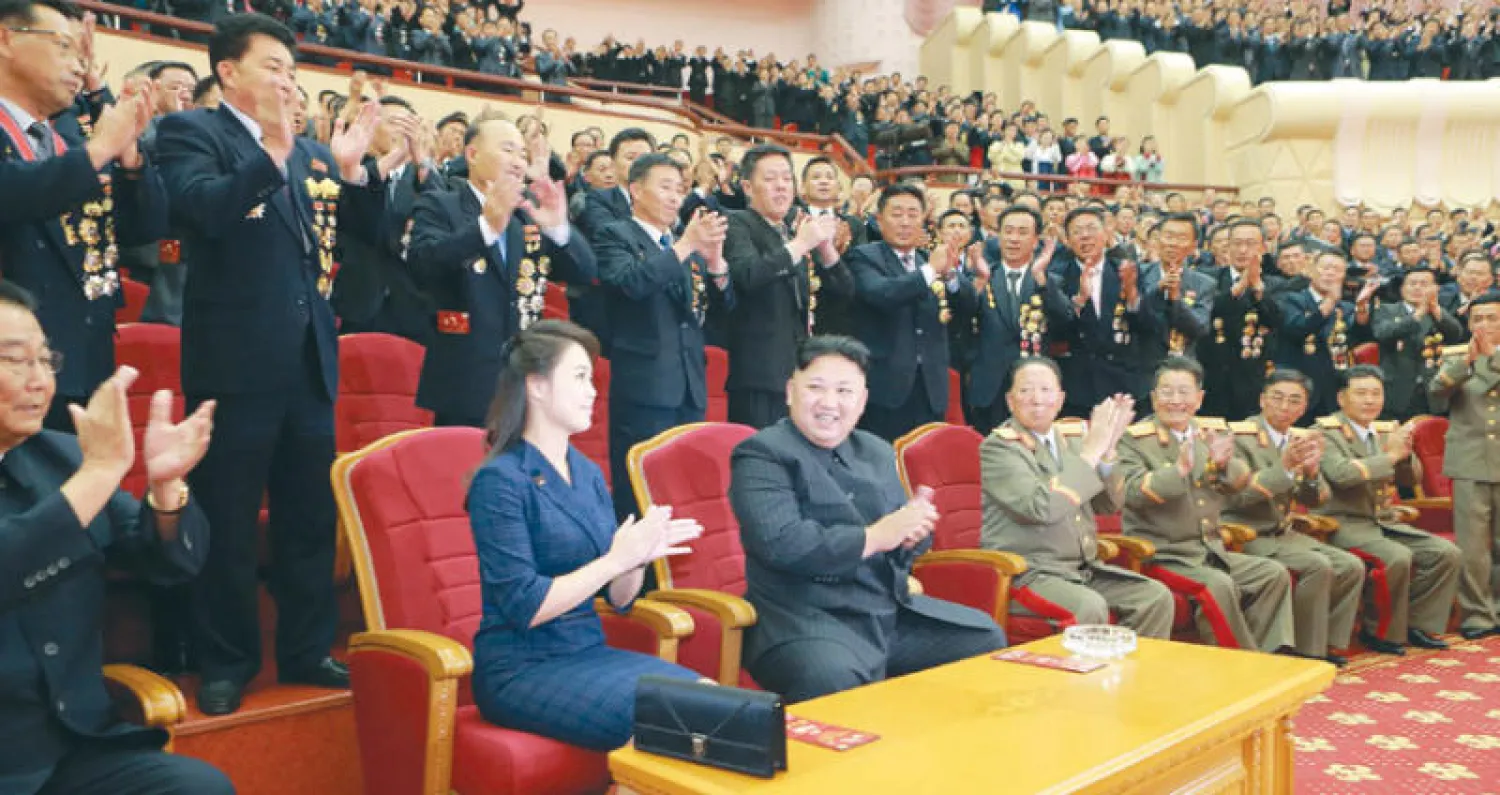 الزعيم الكوري الشمالي يحتفل برفقة زوجته وضباط في الجيش بنجاح التجربة النووية الأخيرة في صورة نشرت أمس (أ.ف.ب)