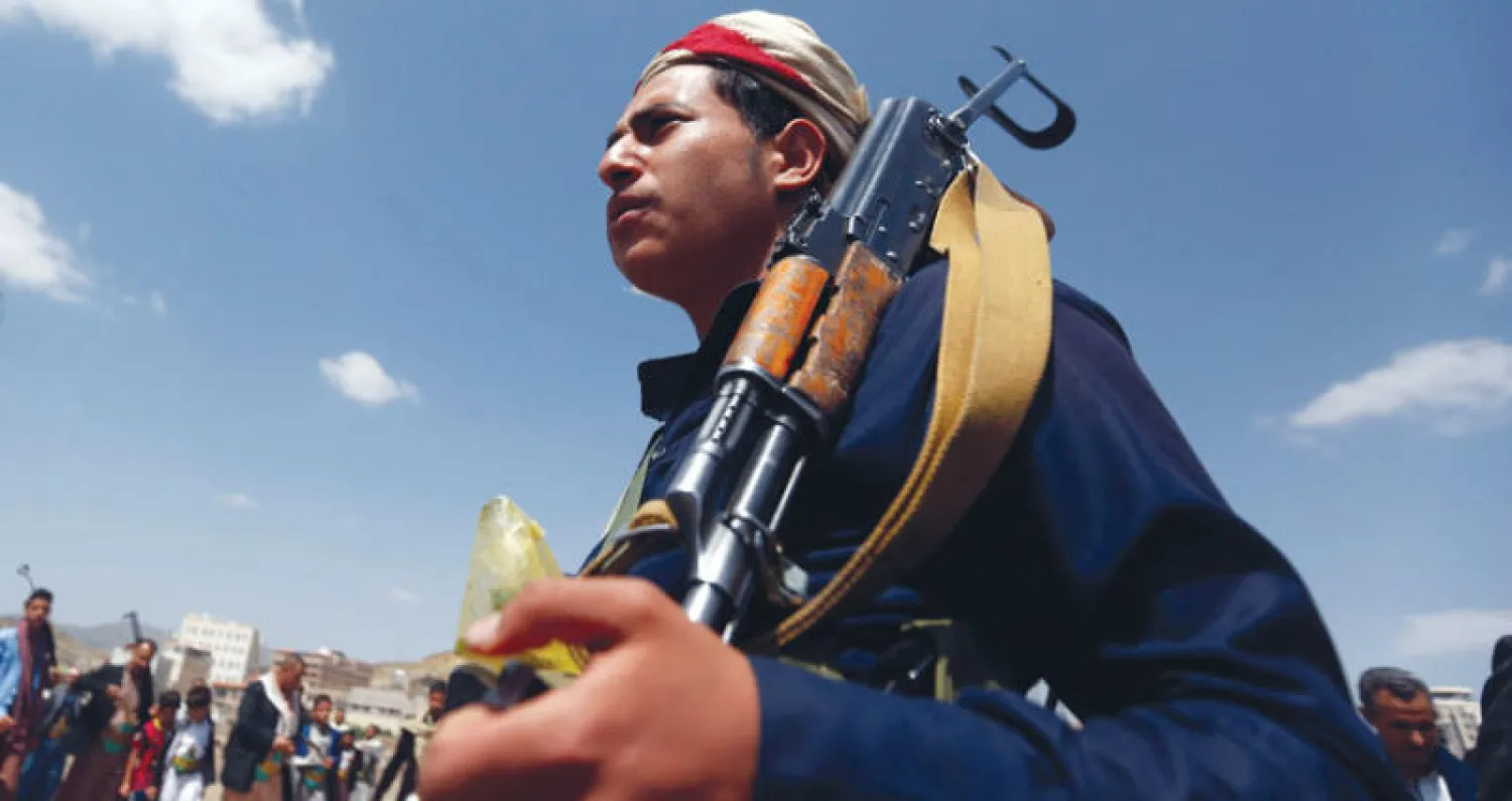 مقاتل تابع للحوثيين خلال استعراض أسلحة في صنعاء (رويترز)