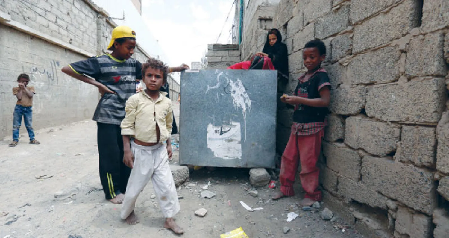 أطفال يمنيون في أحد شوارع صنعاء (إ.ب.أ)