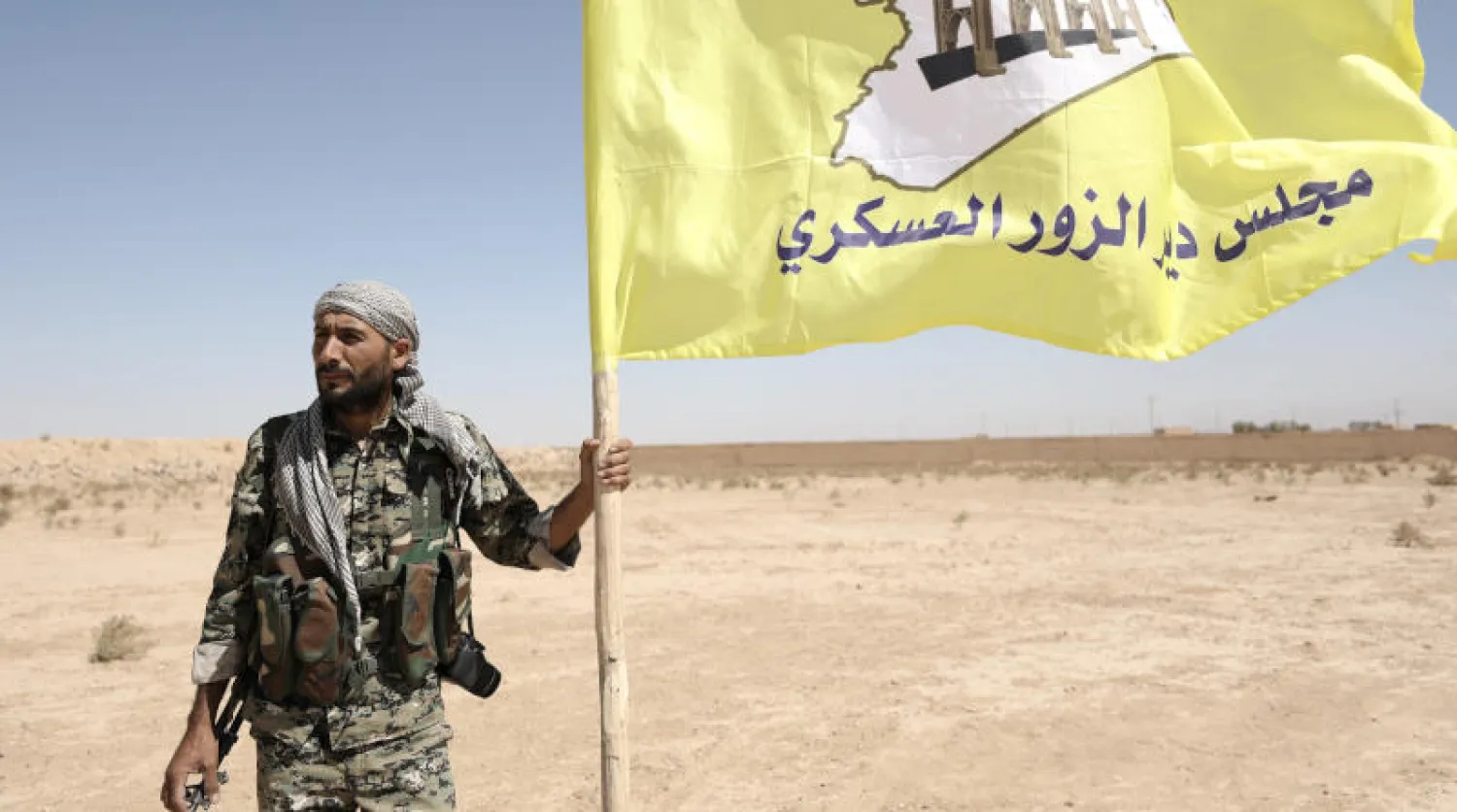 أحد عناصر قوات سوريا الديمقراطية (رويترز)