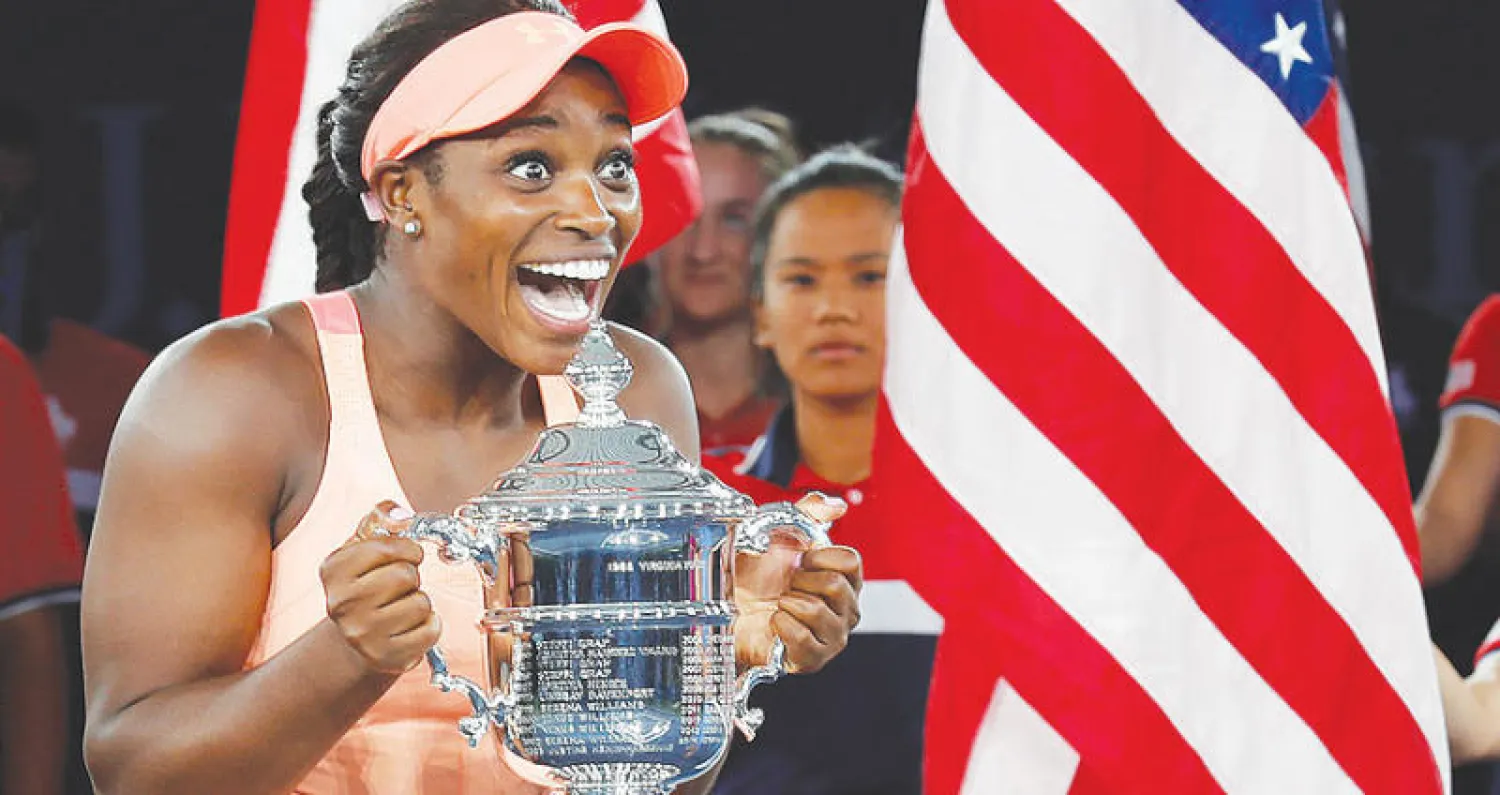 ستيفنز تحتفل بكأس «فلاشينغ ميدوز» (إ.ب.أ)