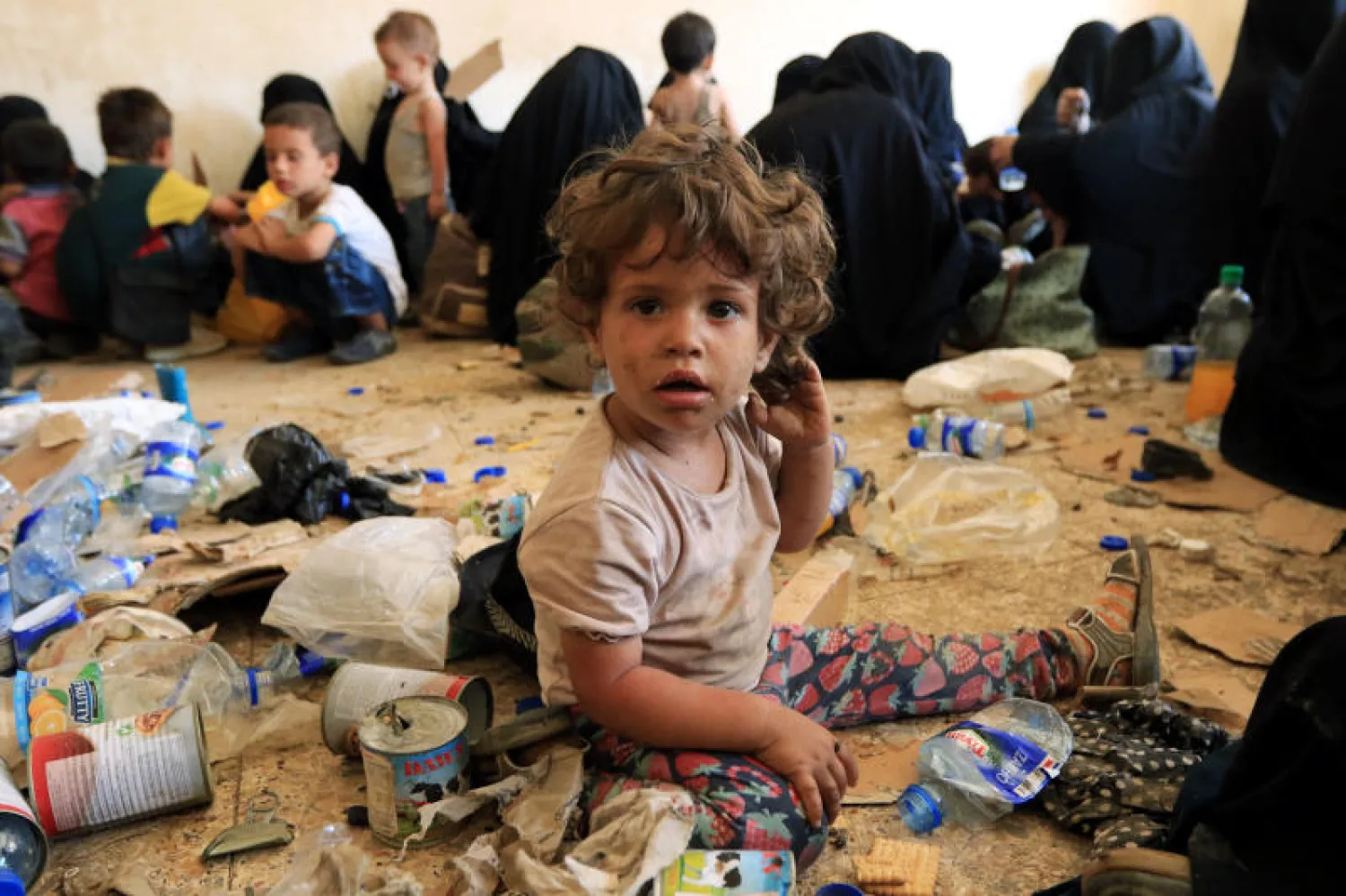 جانب من المحتجزين (رويترز)