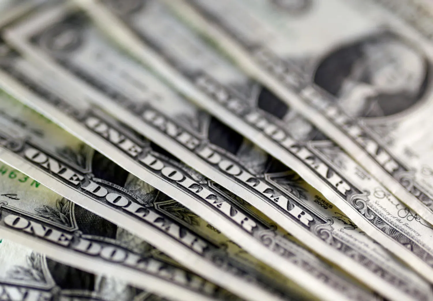 زاد الدولار 0.6 % أمام العملة اليابانية (رويترز)