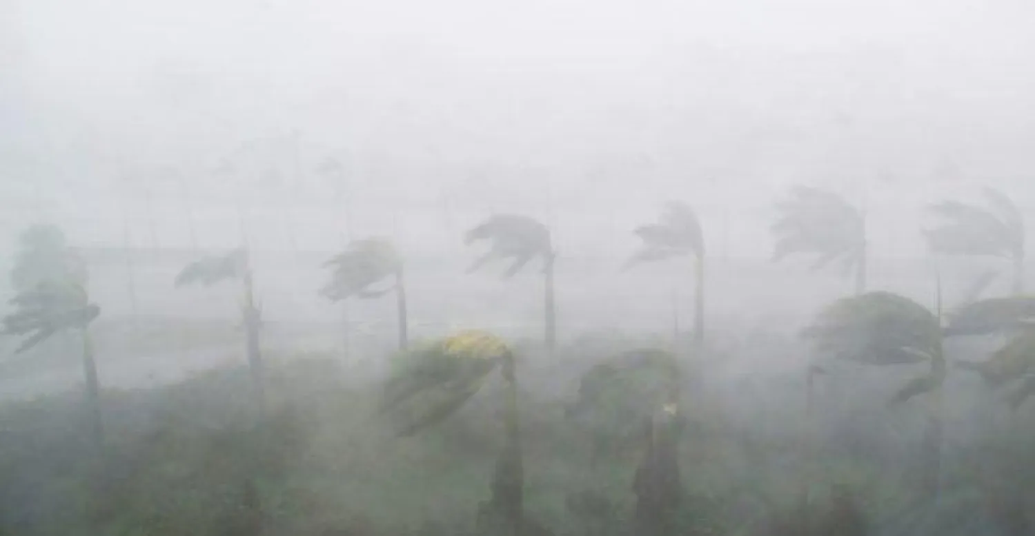 رياح عاتية وأمطار غزيرة تنهمر على ميامي في فلوريدا جراء الإعصار «إيرما» (أ.ف.ب)