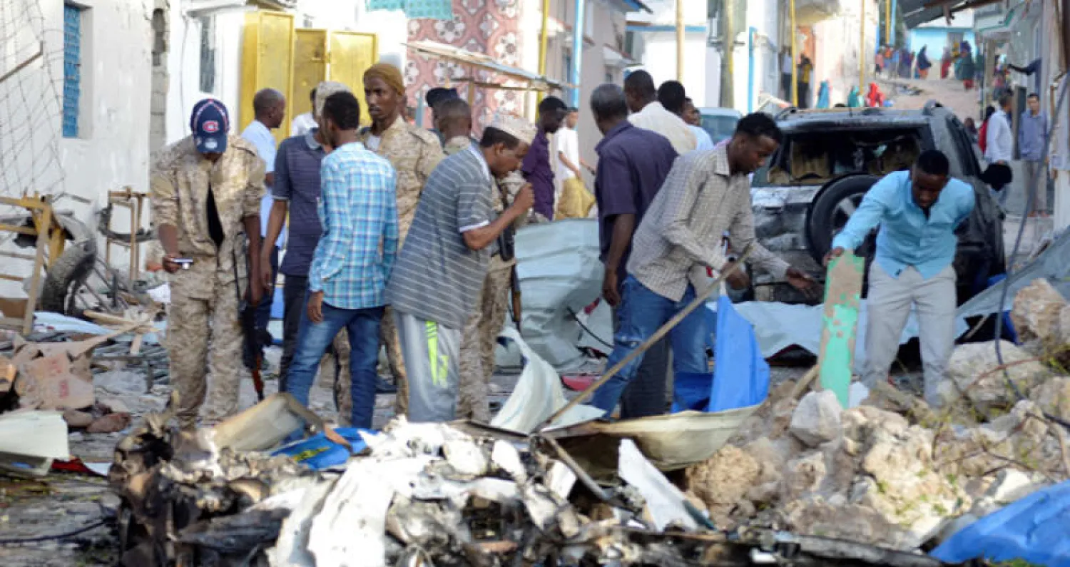 مواطنون يتفحصون موقع انفجار السيارة المفخخة في مقديشو أمس (أ.ف.ب)