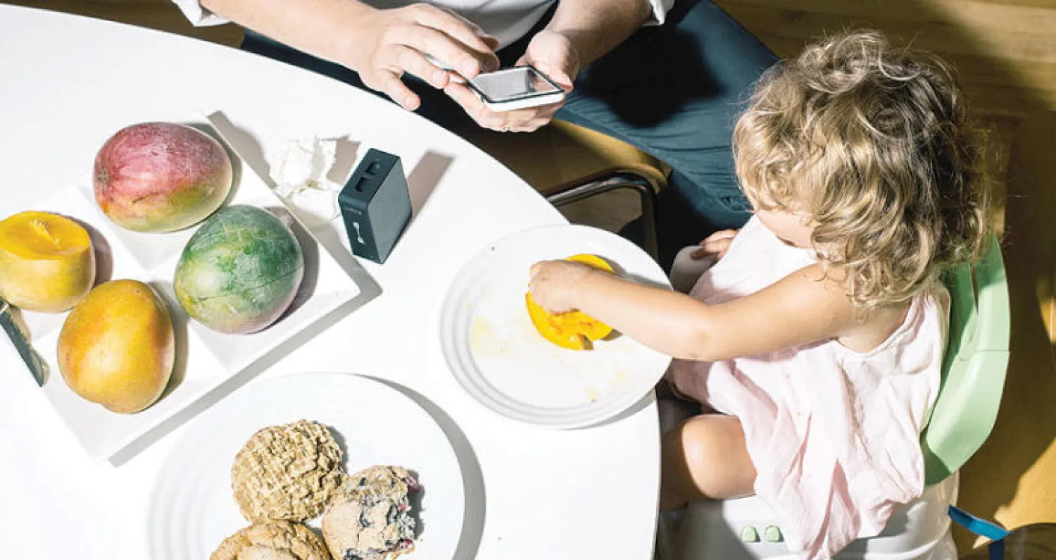 رون ليبير كاتب عمود «أموالكم» في {نيويورك تايمز} يتابع الأخبار المالية في منزله ({نيويورك تايمز})